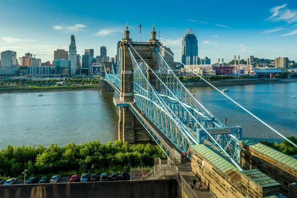 Ohio Nehri üzerindeki tarihi Roebling asma köprüsü ile Cincinnati 'nin panoramik manzarası