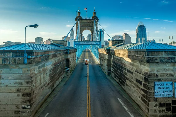 Ohio Nehri Üzerindeki Tarihi Roebling Asma Köprüsü Ile Cincinnati Nin — Stok fotoğraf