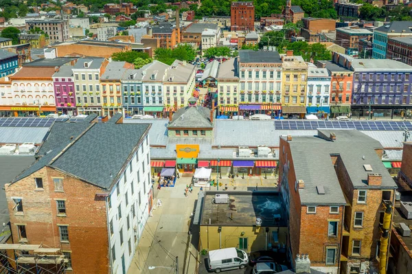 Cincinnati Ohio 'nun Ren Mahallesi' nde sokak satıcılarıyla yenilenmiş renkli Findlay pazarının hava manzarası.