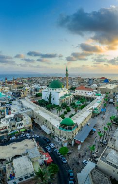 El Cezzar camii haçlıları ve Osmanlı şehir duvarları, Arap çarşısı ve turuncu gökyüzü ile Acco 'nun ortaçağ eski kentinin hava gün batımı manzarası