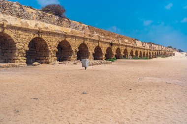 Sezar Sahili 'ndeki Roma su kemerlerinin kalıntıları. Mavi ve gökyüzü olan İsrail.