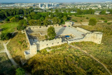 İsrail 'deki Yarkon Nehri yakınlarındaki Binar Bashi Osmanlı döneminden kalma kalenin havadan görünüşü