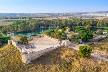 İsrail 'deki Yarkon Nehri yakınlarındaki Binar Bashi Osmanlı döneminden kalma kalenin havadan görünüşü