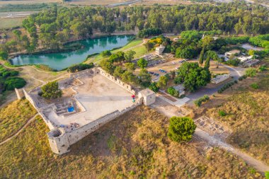 İsrail 'deki Yarkon Nehri yakınlarındaki Binar Bashi Osmanlı döneminden kalma kalenin havadan görünüşü