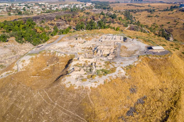 古代ビットの空中ビュー曇った空とイスラエルのローマビザンチン時代の集落のシアン円形劇場遺跡 — ストック写真