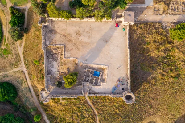 イスラエルのヤルコン川近くのアンティパトロス城やバイエルン オスマン時代の要塞の4つの塔の空中ビューで完璧な正方形の城のトップダウンビュー — ストック写真