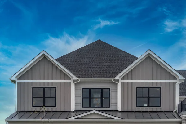 Upscale American House Faade Met Verticale Beige Vinyl Gevelbekleding Witte — Stockfoto