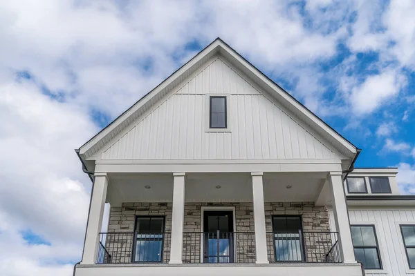 Grote Veranda Overdekte Veranda Met Vier Witte Zuilen Zwart Metalen — Stockfoto