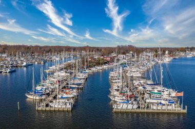 Maryland Chesapeake Körfezi 'nin batı kıyısındaki Deale rıhtımının manzaralı manzarası, marinaya yanaşan düzinelerce lüks yelkenli..  