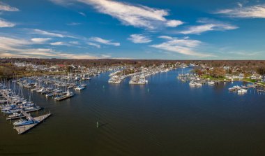 Chesapeake Körfezi Maryland 'in batı kıyısındaki Deale rıhtımındaki balıkçı köyünün manzaralı manzarası. Kayıkçılar arasında popülerdir. Dört gelgit deresi Rockhold, Broadwater, Carrs, Parker körfeze akıyor.