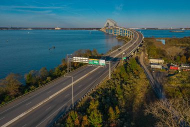 I-695 otoyolunun Baltimore Maryland yakınlarındaki Patapsco nehri üzerindeki Francis Scott Key Bay Köprüsünü geçerken hava görüntüsü.