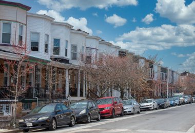 Üst katları dairesel olan tipik Baltimore evi.
