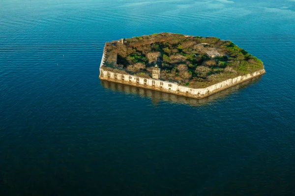 Fort Carroll 'un Baltimore Maryland yakınlarındaki Patapsco nehri üzerindeki Francis Scott Key Bay Köprüsü yakınındaki hava görüntüsü.