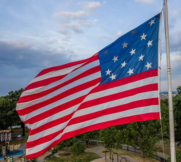 Waving Eredeti Csillagos American Flag Baltimore Federal Hill Kék Háttérrel — Stock Fotó