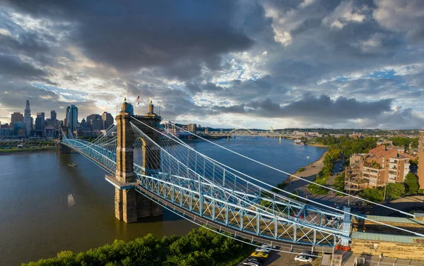 Cincinnati Nin Panoramik Gece Manzarası Ohio Nehri Üzerindeki Tarihi Roebling — Stok fotoğraf