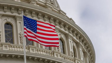 Washington DC 'de Amerikan bayrağı sallayan Birleşik Devletler Kongre Binası