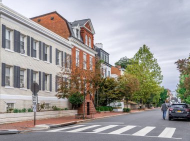 Gürcü sömürge tarzı çok katlı lüks bir ev. Yurt pencereleri ve Georgetown Washington DC 'de kırmızı tuğlalı cephe.