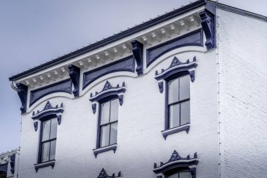 Gayrimenkul: lüks, tarihi konak cephesi Koloni tarzı simetrik çift katlı pencereler koyu kepenkler, sarı, gri, mavi