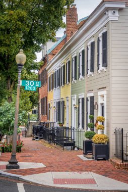 Georgetown tarihi, yeşil sokak tabelası olan renkli evler.