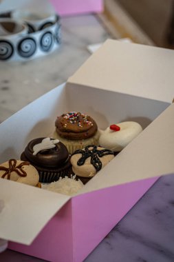 Georgetown pastanesindeki bir kutuda kek.