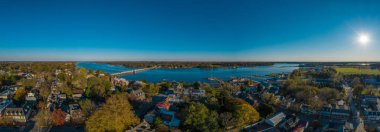Chesapeake Körfezi 'ndeki Chester Nehri' nin kıyısındaki Annapolis yakınlarındaki tarihi sömürge kasabasının ana caddesinin hava manzarası.