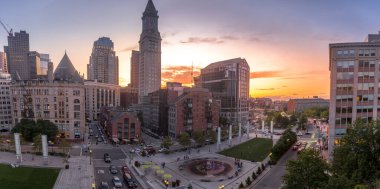 Boston gümrük evi ve diğer yüksek binaların gün batımı manzarası