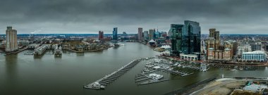 Baltimore 'un gökdelenli, iç limanlı, Maryland' deki Fells Point 'li gökyüzü manzarası.