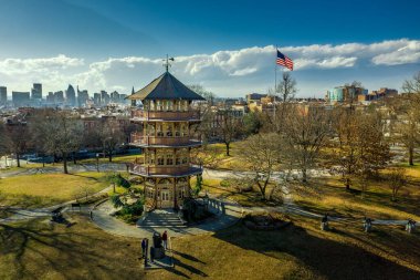 Patterson Park Pagoda Kış Boyunca Baltimore, Maryland, ABD Amerikan Bayrağı