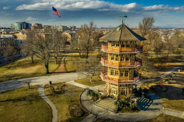 Patterson Park Pagoda Kış Boyunca Baltimore, Maryland, ABD Amerikan Bayrağı