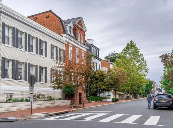 Georgetown Washington Usa Flervåningshus Georgiansk Kolonialstil Med Sovsalsfönster Och Röd — Stockfoto