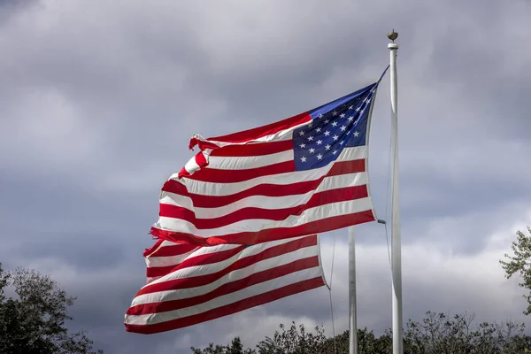 Két Hullámzó Amerikai Zászlók Viharos Háttér — Stock Fotó