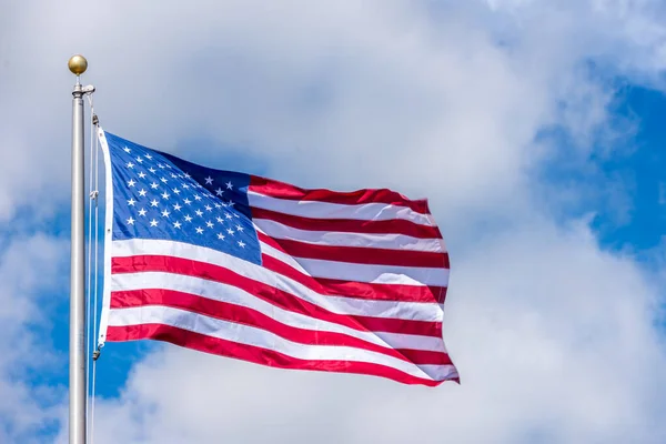 Renonciation Drapeau Américain Avec Fond Bleu Ciel Nuageux — Photo