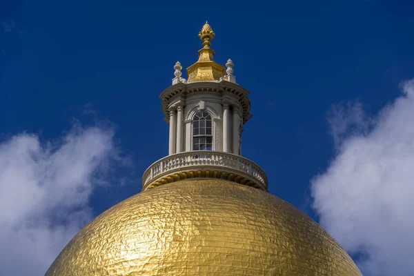 Vista Casa Estatal Massachusetts Con Una Cúpula Dorada Boston Soleado — Foto de Stock