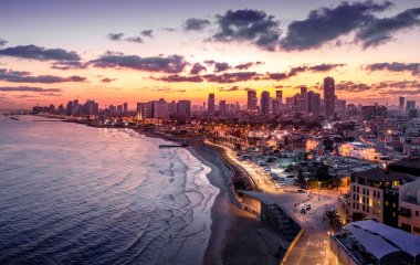 Tel Aviv Yafo 'nun şafak sökerken Akdeniz kıyısındaki gökyüzü İsrail' deki renkli gökyüzü.