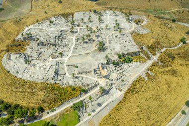 Tel Megiddo arkeoloji parkının hava manzarası, İsrail 'de İncil' deki kıyametin yeri.  