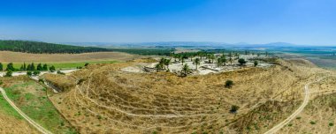 Tel Megiddo arkeoloji parkının hava manzarası, İsrail 'de İncil' deki kıyametin yeri.  