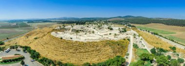 Tel Megiddo arkeoloji parkının hava manzarası, İsrail 'de İncil' deki kıyametin yeri.  