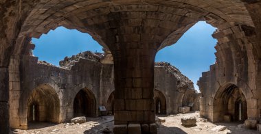 13. yüzyılda İsrail 'in Lübnan ve Suriye yakınlarındaki Golan tepelerinde Haçlılara karşı inşa edilen Nimrod kalesinde ortaçağ kulesi ve yasal boşluklar.