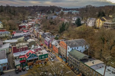 Tarihi Ellicott City Maryland 'in günbatımı hava manzarası, Amerika' nın en eski tren istasyonuna sahip tipik bir iç savaş dönemi kasabası, ölümcül sellerden sonra yeniden inşa ediliyor.