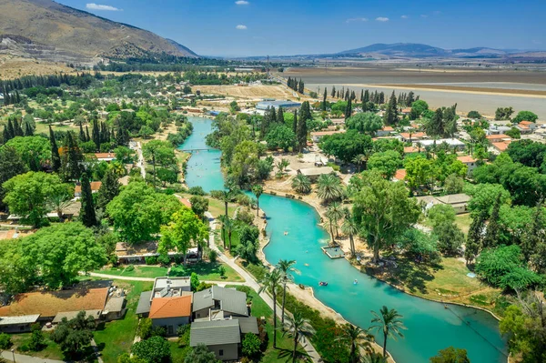 Turkuaz Amal Nehri İsrail 'deki geleneksel tarım temelli Kibbutz Nir David cemaatinden geçiyor. 