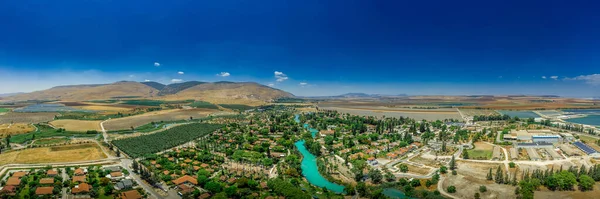 Türkisfarbener Amal Fluss Fließt Durch Die Traditionell Landwirtschaftlich Geprägte Kollektivgemeinde — Stockfoto