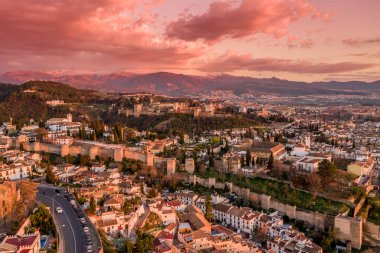 Granada Alhambra ortaçağ sarayı, günbatımı hava manzaralı.