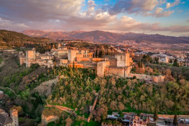 Granada Alhambra ortaçağ sarayı, günbatımı hava manzaralı.