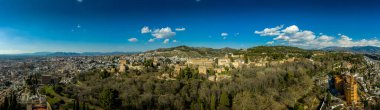 Granada Alhambra ortaçağ sarayı, günbatımı hava manzaralı.