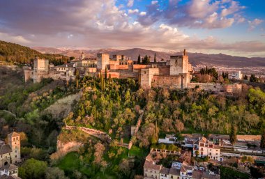 Granada Alhambra ortaçağ sarayı, günbatımı hava manzaralı.