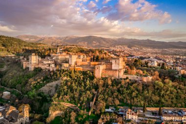 Granada Alhambra ortaçağ sarayı, günbatımı hava manzaralı.