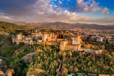 Granada Alhambra ortaçağ sarayı, günbatımı hava manzaralı.