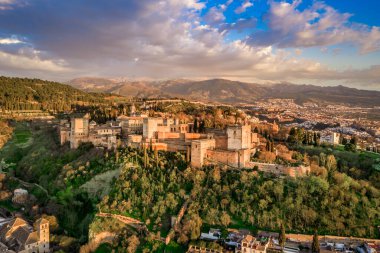 Granada Alhambra ortaçağ sarayı, günbatımı hava manzaralı.