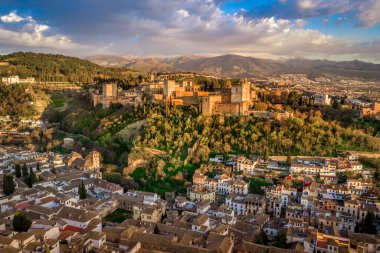 Granada Alhambra ortaçağ sarayı, günbatımı hava manzaralı.