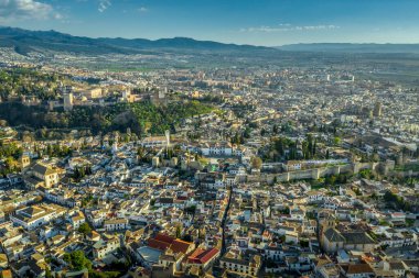 Granada Alhambra ortaçağ sarayı, günbatımı hava manzaralı.